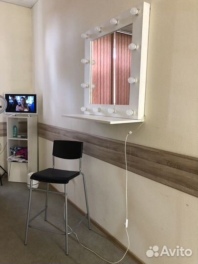 Гримерное зеркало с лампочками и с полкой