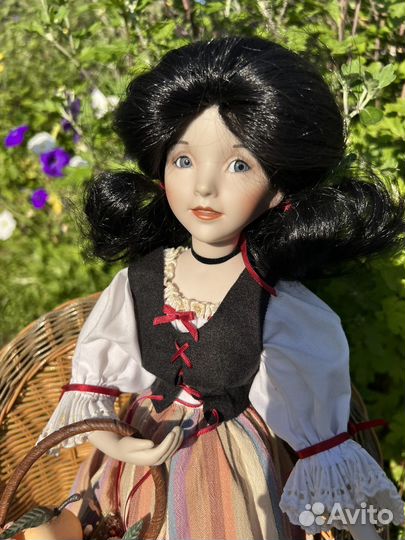 Коллекционная фарфоровая кукла