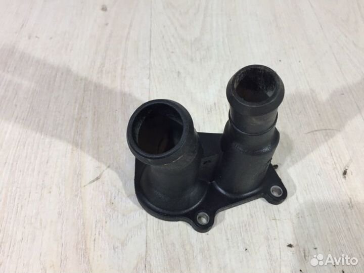 Корпус термостата Ford Focus CB sida 2010