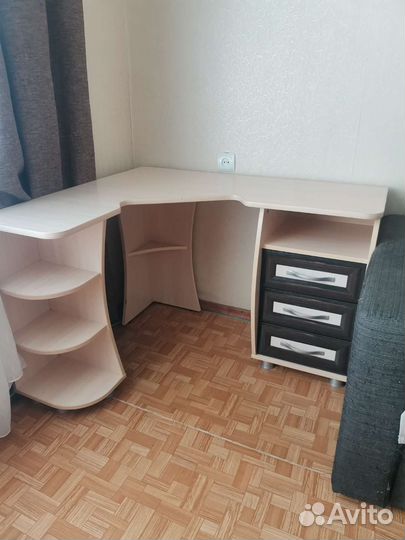 Письменный стол для школьника угловой