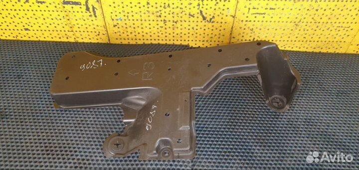 Крышка правая Toyota Auris II