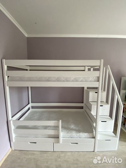 Кровать двухьярусная (лестница-комод) с матрасами