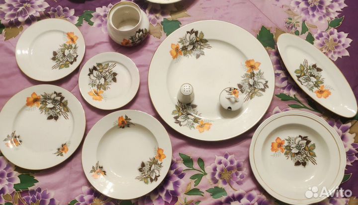 Столовый сервиз СССР,тарелки декорат.и обычные