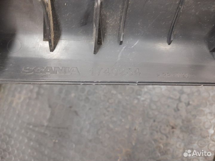 1740284 Накладка двери левой