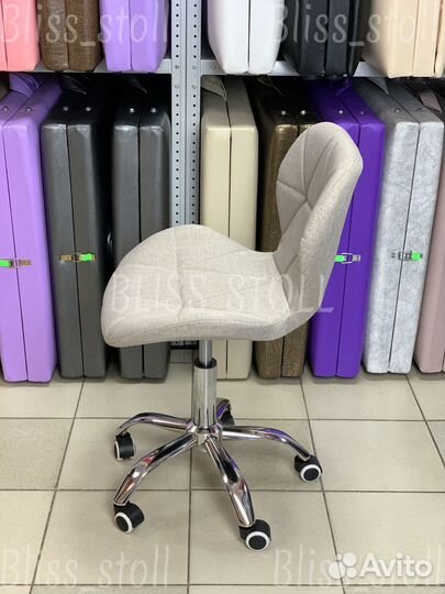 Стул на колесах