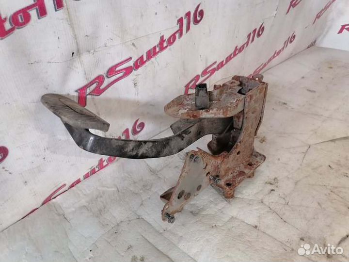 Педаль тормоза Nissan Tiida 1