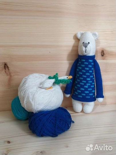 Мишка в синем свитере (вязанная игрушка)