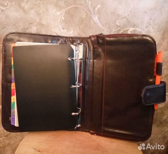 Кожаный аксессуар бизнесмена 