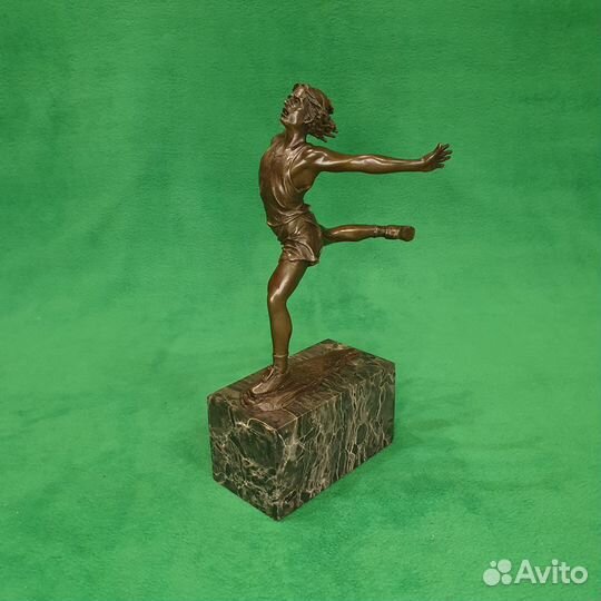 Бронзовая статуэтка Бегун
