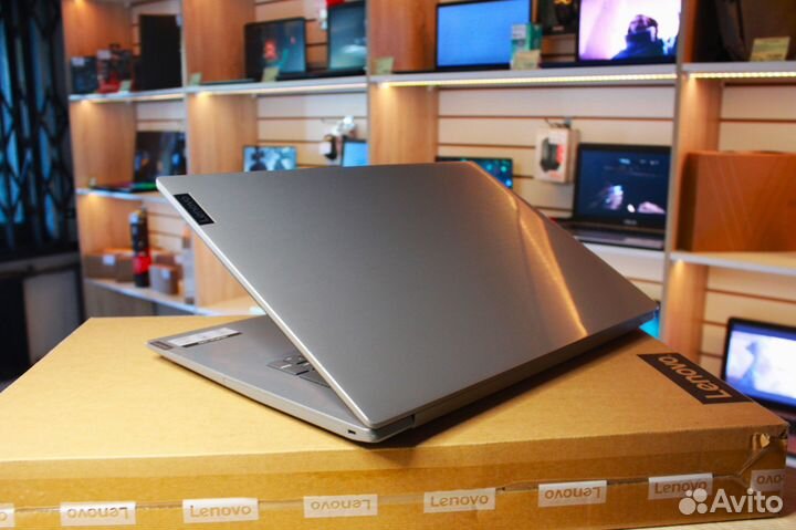 Ноутбук Lenovo \ Ryzen 5 \ 17.3 \ 8GB \ RX Vega 8