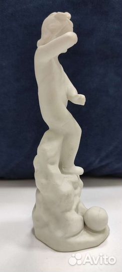 Фарфоровая статуэтка