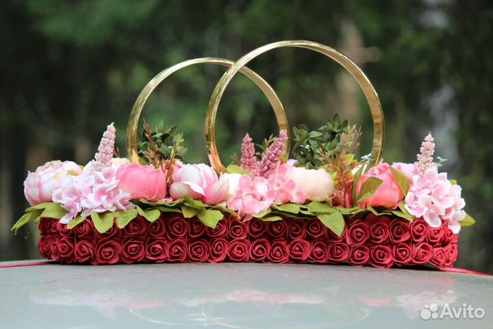 Красивое свадебное украшение на автомобиль