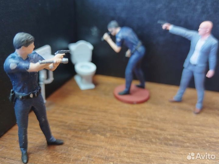 Санузел 1/43и фигурки полицейских