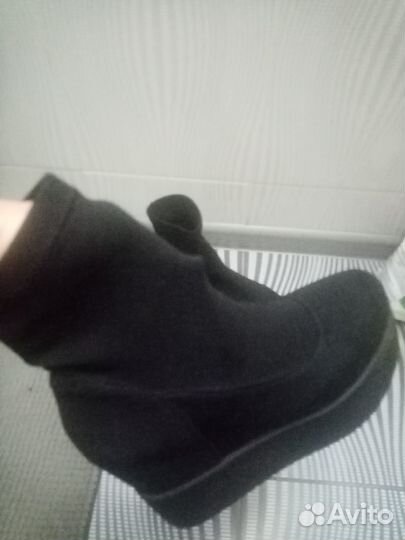 Продам женские ботинки