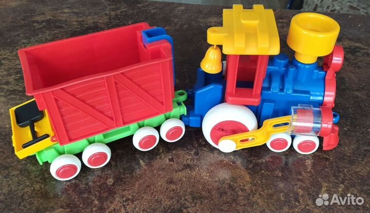 Паровозик с грузовым вагоном