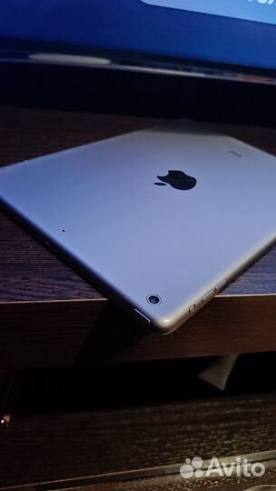 Планшет Apple iPad Air 64