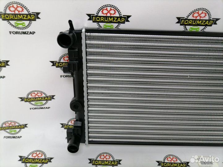 Радиатор охлаждения двигателя Volkswagen Polo