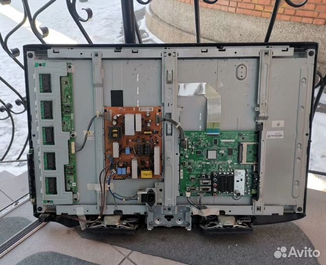 Продаётся по запчастям. Модель: LG 37LH2010-2В