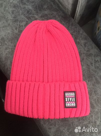 Стильная яркая шапка