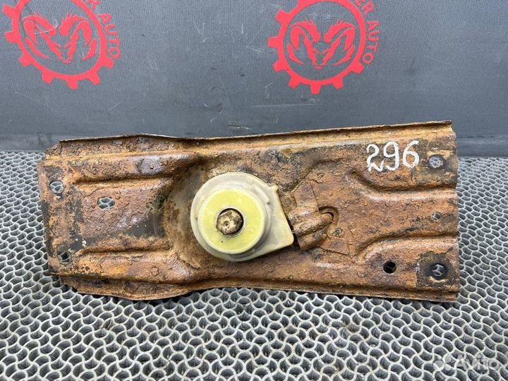 Механизм подъема запасного колеса Chrysler Voyager