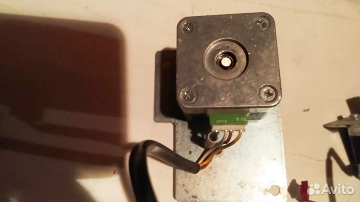 Двигатель управляемый, постоянно напряжения