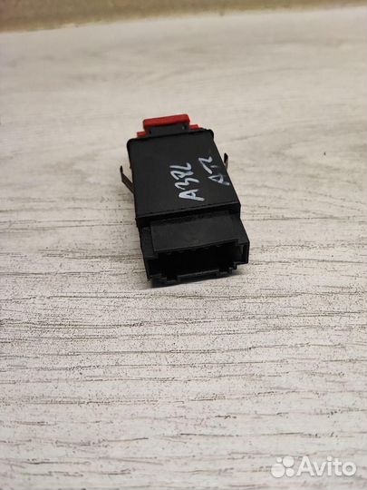 Кнопка аварийки на Audi A3(L8) 8L0941509L