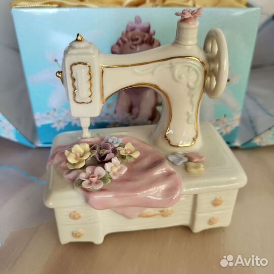 Фарфоровые статуэтки Швейная машинка италия Pavone