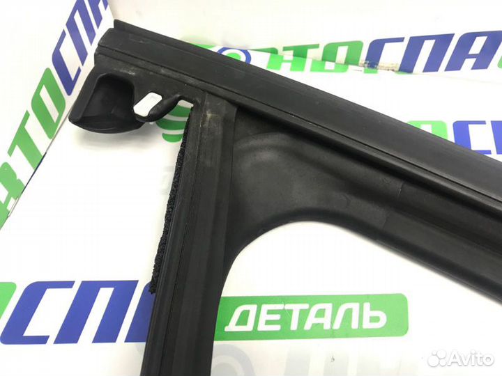 Уплотнитель стекла двери передний правый Mazda 3Bp