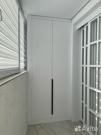 Шкаф на балкон на заказ, с жалюзийными дверьми