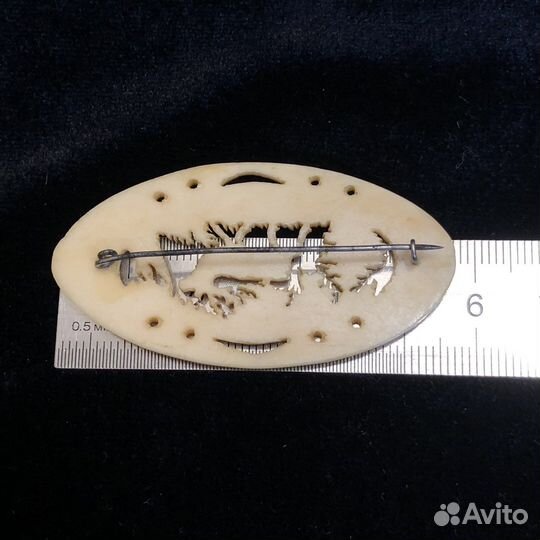 Брошь. Резьба по кости