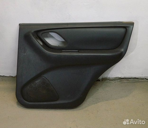 Обшивка двери задней правой Ford Escape 03г