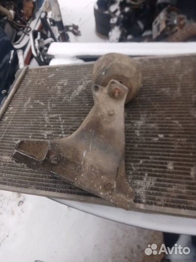 Кронштейн двс правый Audi A6 C5 1997