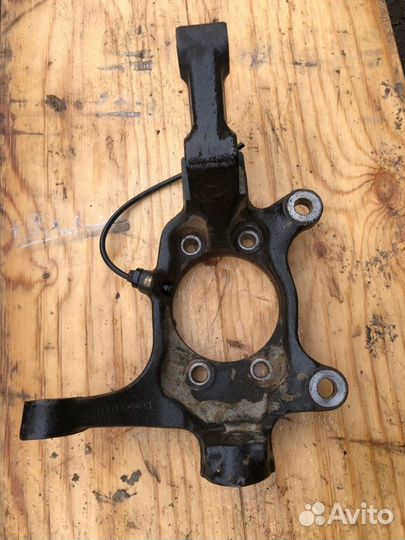 Поворотный кулак передний левый Infiniti Fx45 S50