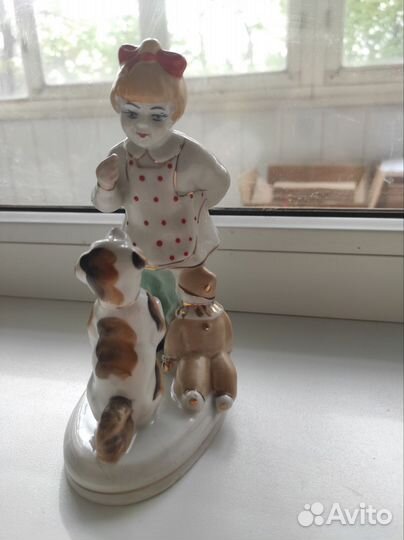 Фарфоровая статуэтка