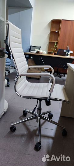 Офисное кресло руководителя