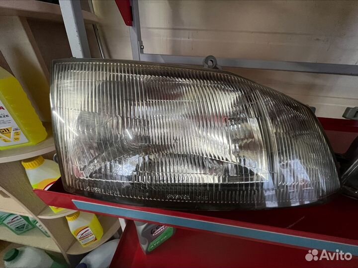 Правая фара Granvia HiAce Regius XH10
