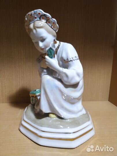 Фарфоровая статуэтка девушка с зеркалом дулево 67