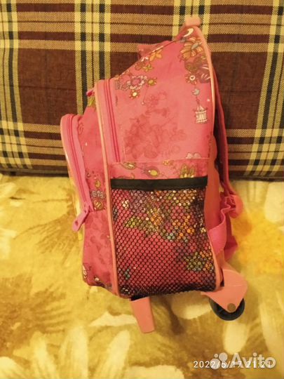 Рюкзак для девочки на колесиках