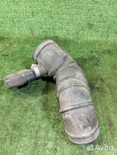 Патрубок воздушного фильтра Mitsubishi Carisma