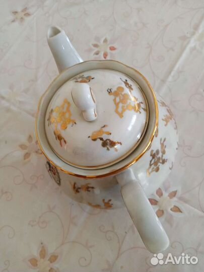 Заварочный чайник на блюде