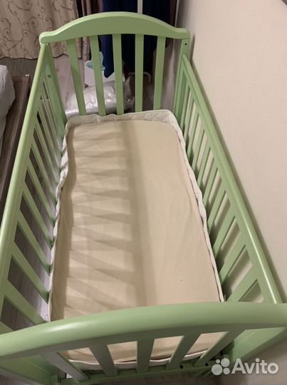 Детская кроватка с маятником и ящиком