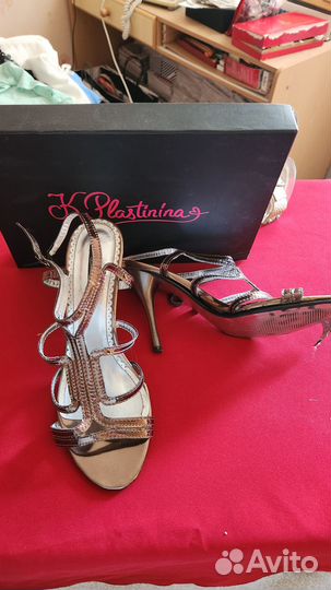 Босоножки на высоком каблуке