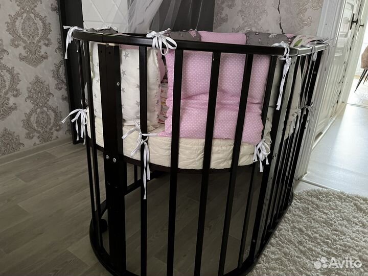 Детская кроватка и комод