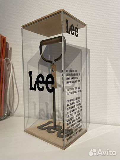 Клеймо джинсового бренда Lee