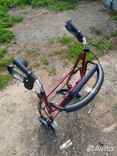 Инвалидные ходунки на колесиках