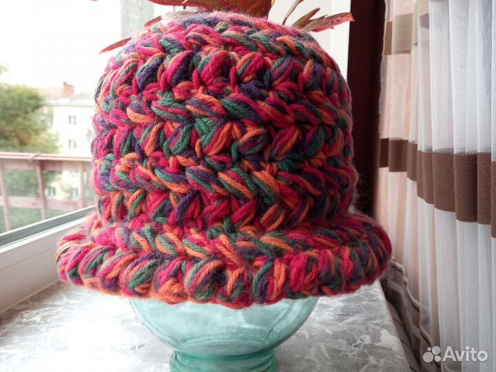 Шапки много