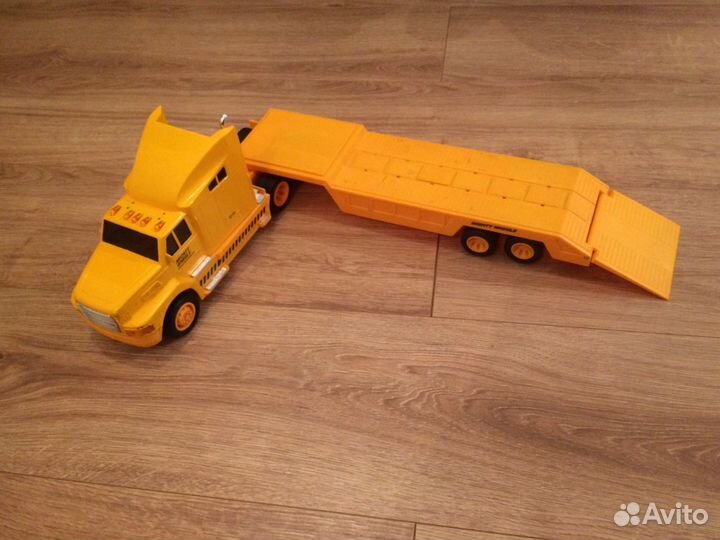 Грузовик тягач с трактором