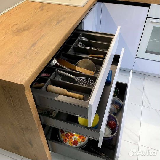 Угловая кухня на заказ. Фабрика в Москве