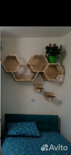 Лежанка для кошек новая.Настенный комплекс