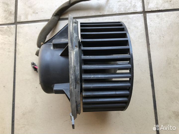 Моторчик отопителя Volkswagen Vento